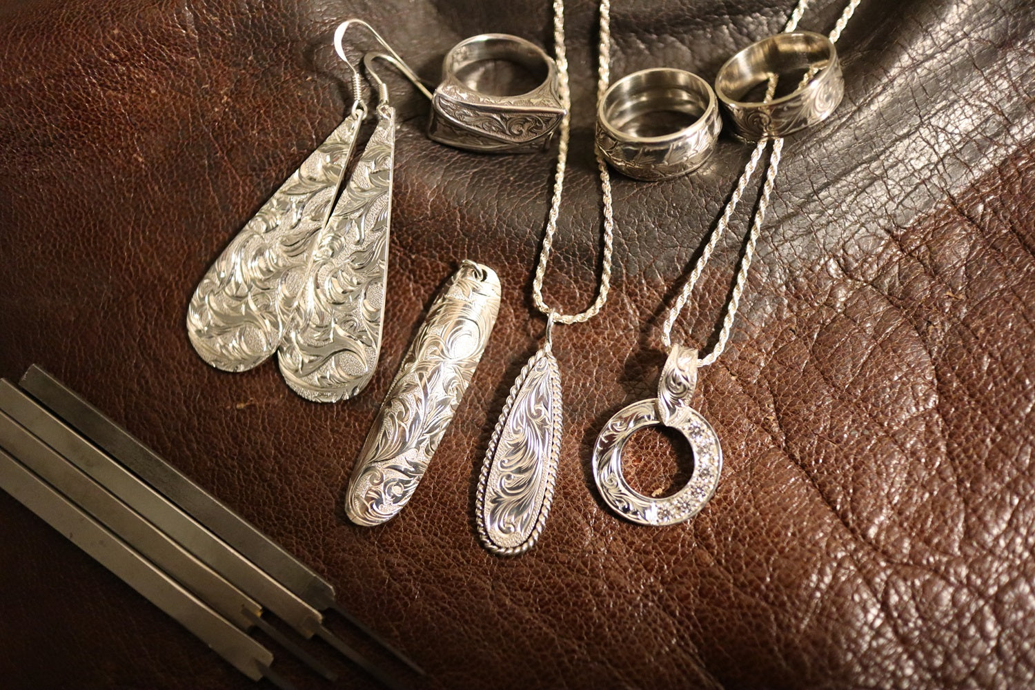 ピアスやネックレスなどのシルバーアクセサリー