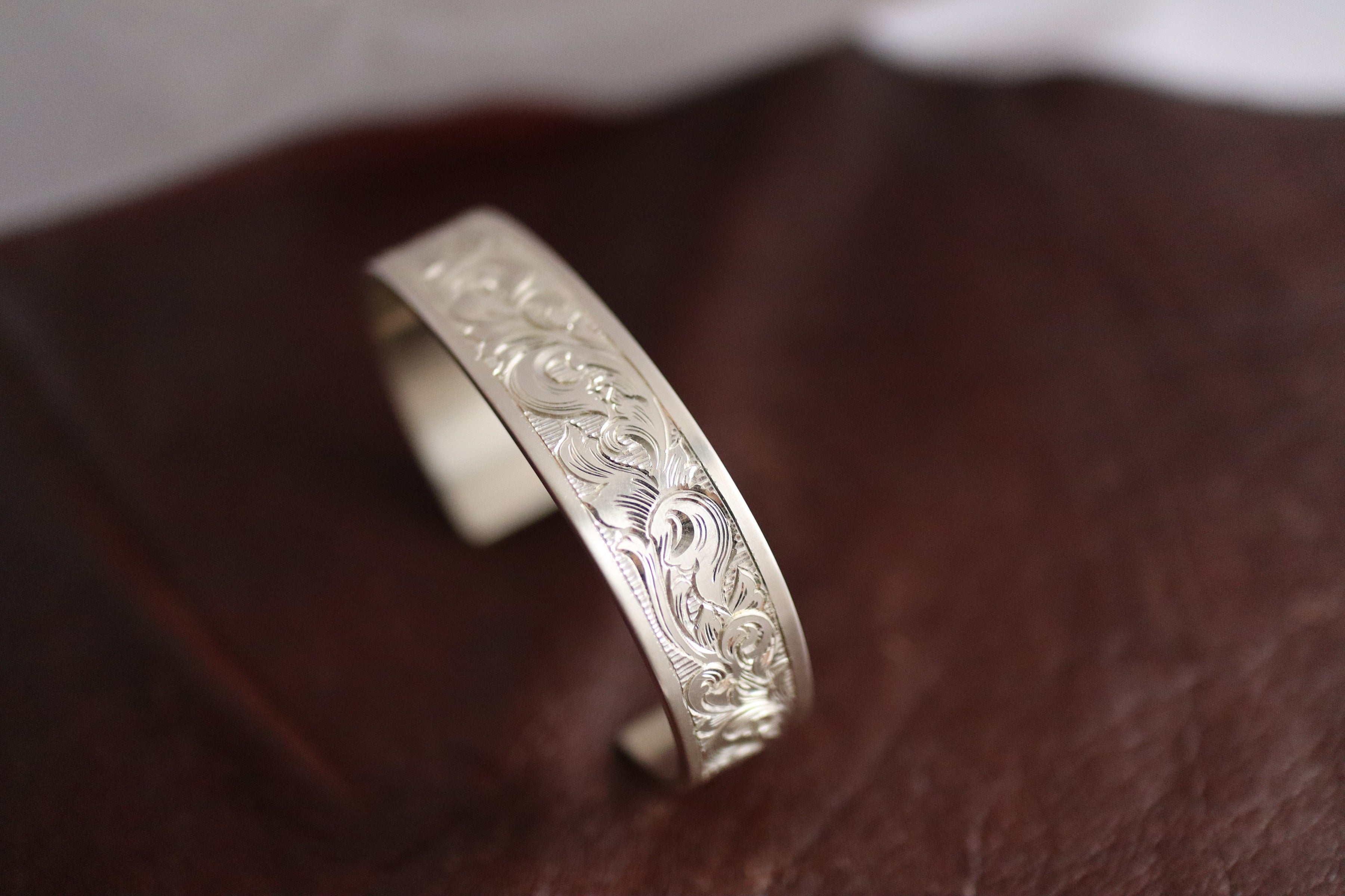 エングレービングの入ったシルバーバングル