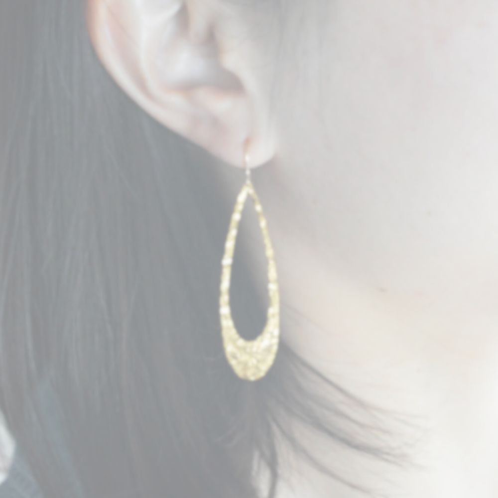 彫金を施したピアスとイヤリングを特集したカテゴリー