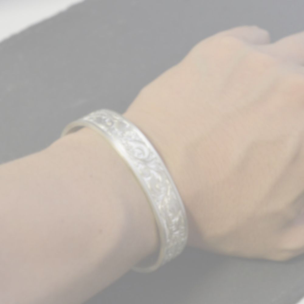 彫金を施したバングル&ブレスレット