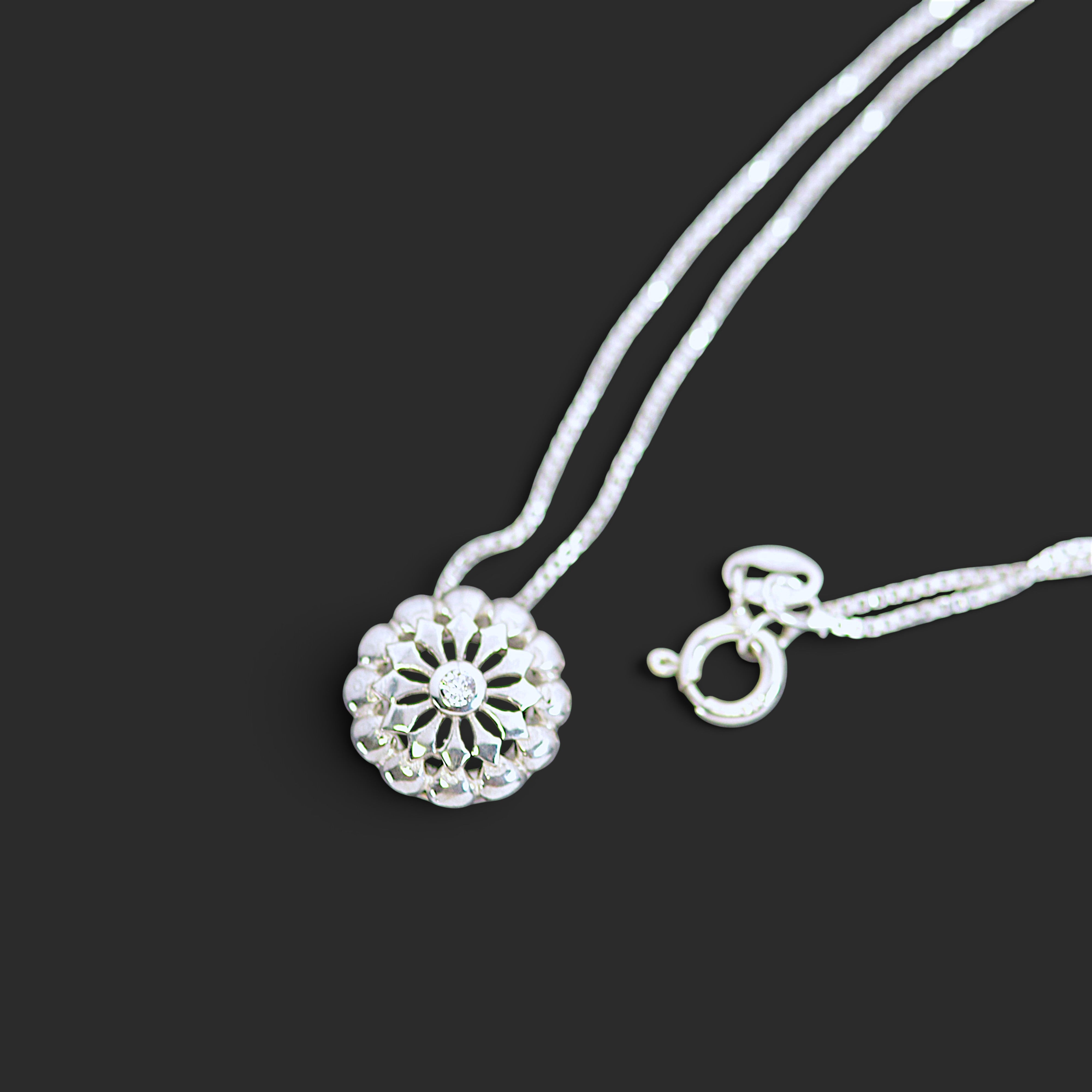 IMULTAの彫金ジュエリー Allium ネックレス