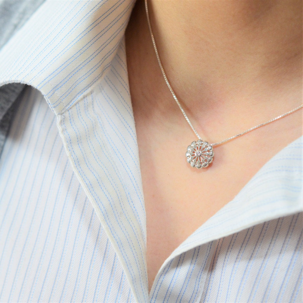 IMULTAの彫金ジュエリー Allium ネックレス