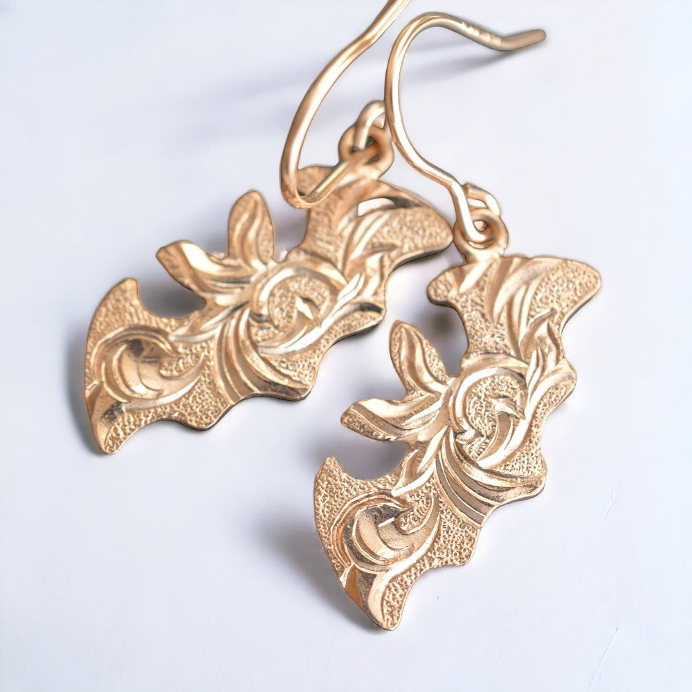 IMULTAの彫金ジュエリー BAT ピアス