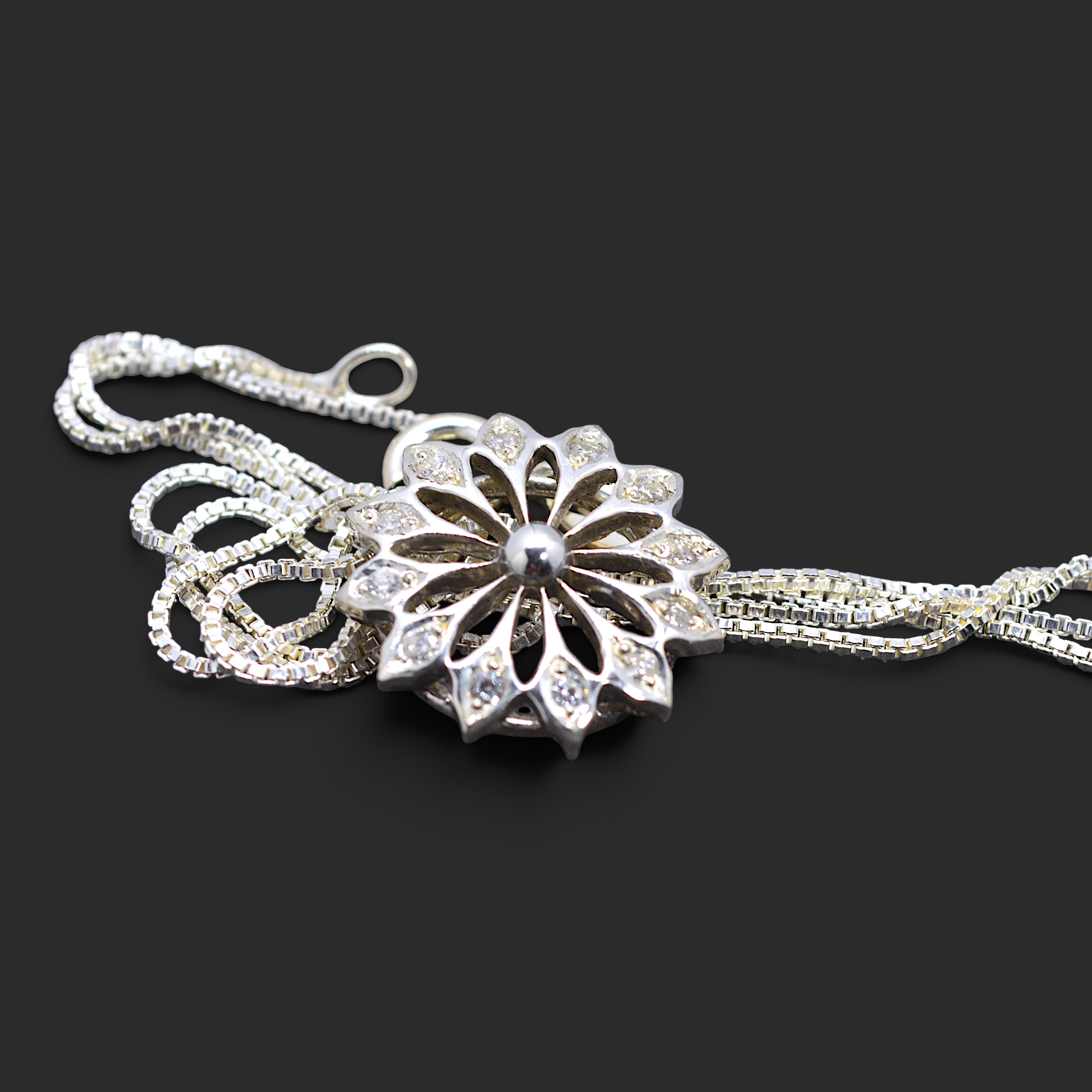 IMULTAの彫金ジュエリー Chrysanthemum ネックレス