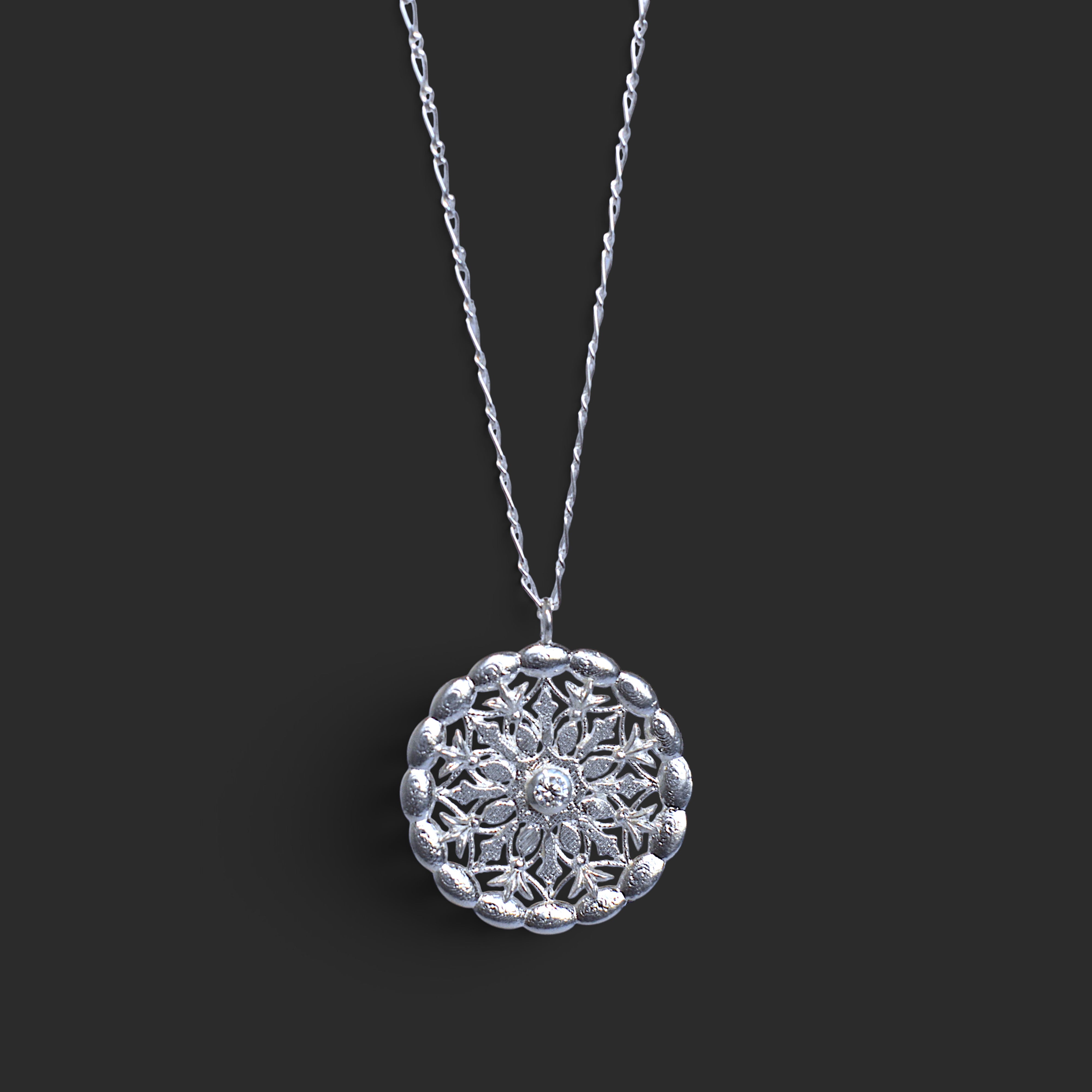 IMULTAの彫金ジュエリー Crystal Snow ネックレス