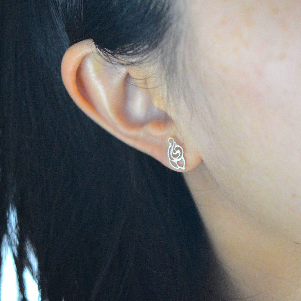 IMULTAの彫金ジュエリー Croissant ピアス