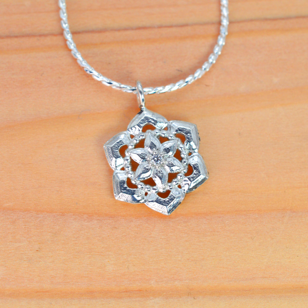 IMULTAの彫金ジュエリー tiny flowerflower ネックレス