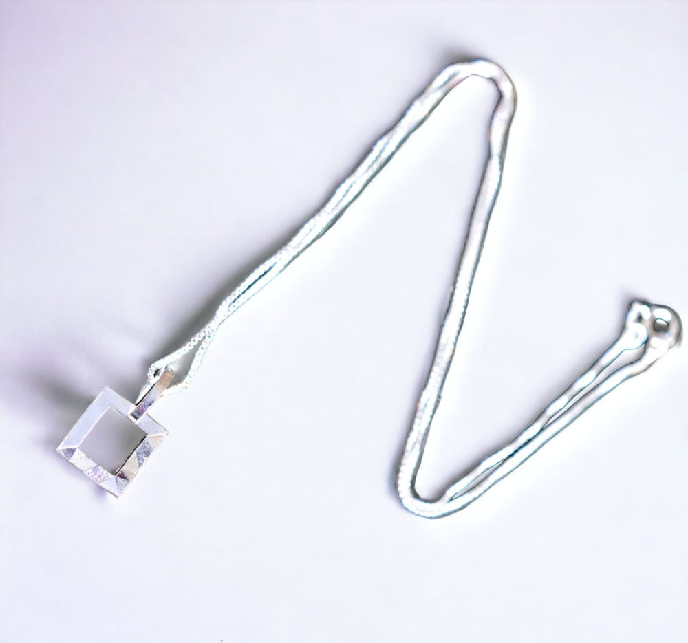 IMULTAの彫金ジュエリー square ネックレス