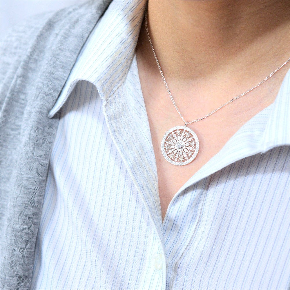 IMULTAの彫金ジュエリー Round Crystal Snow ネックレス