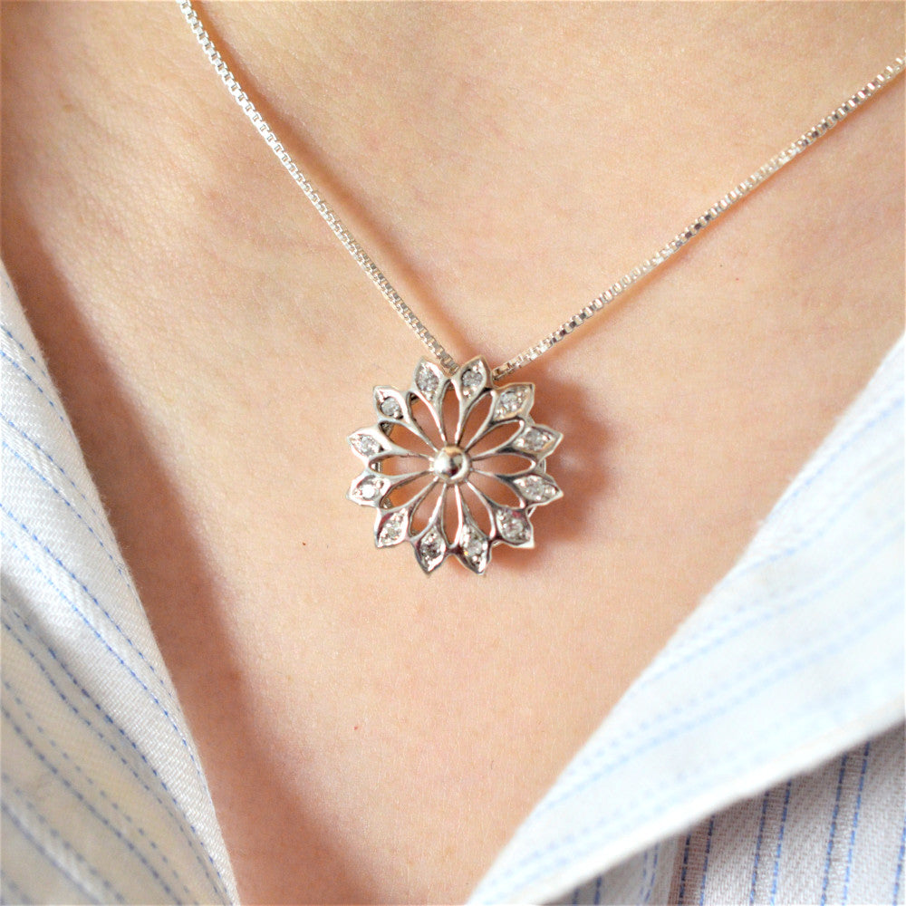 IMULTAの彫金ジュエリー Chrysanthemum ネックレス