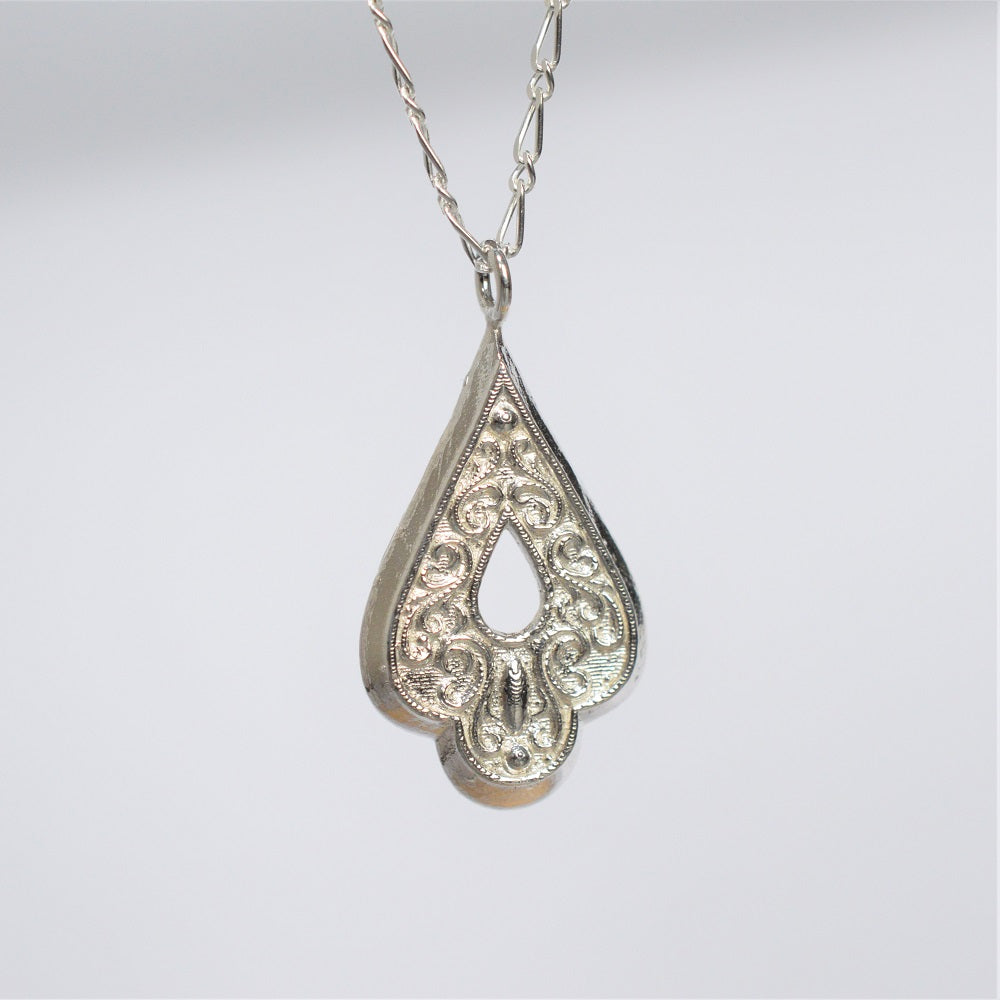 IMULTAの彫金ジュエリー spade ネックレス