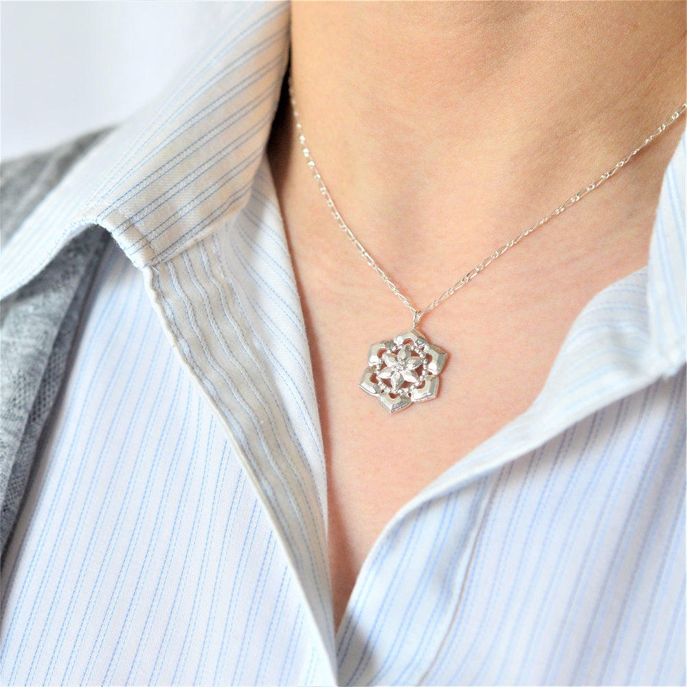 IMULTAの彫金ジュエリー flowerflower ネックレス