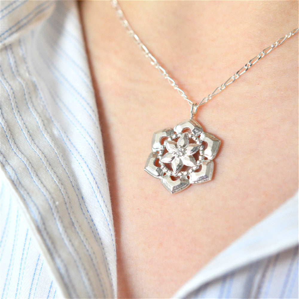 IMULTAの彫金ジュエリー flowerflower ネックレス