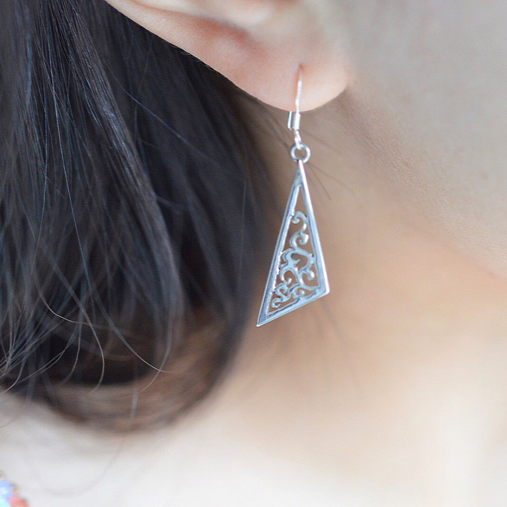 IMULTAの彫金ジュエリー Triangle Florentine ピアス