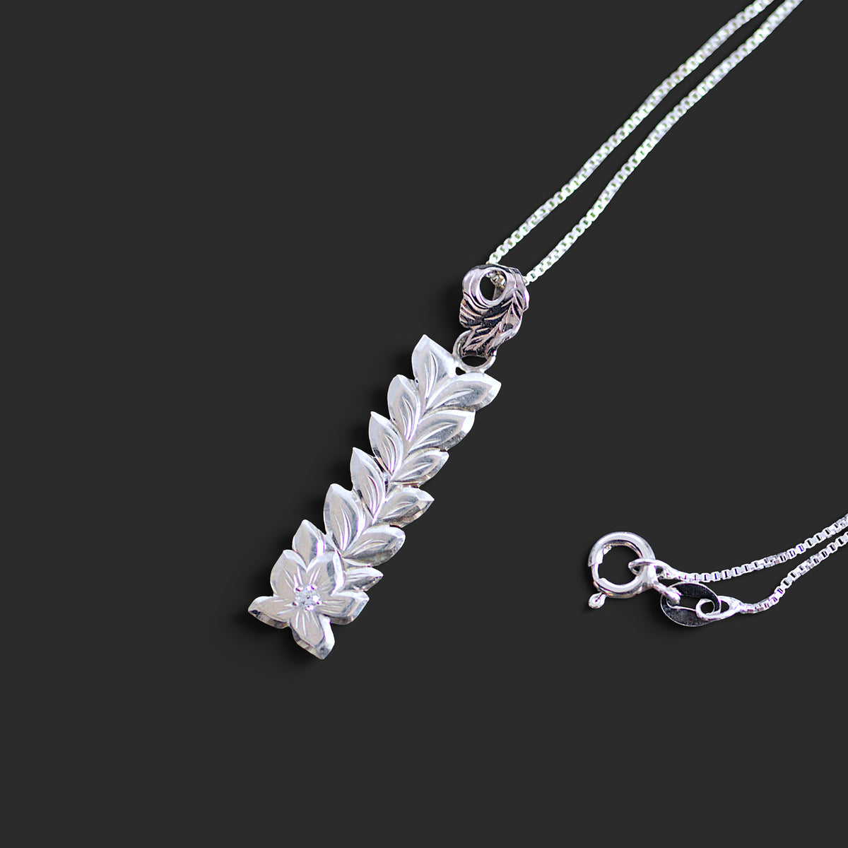 IMULTAの彫金ジュエリー Maile ネックレス