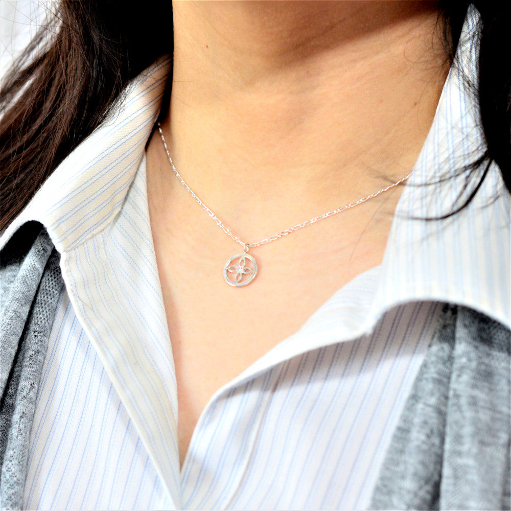 IMULTAの彫金ジュエリー RoundCross ネックレス