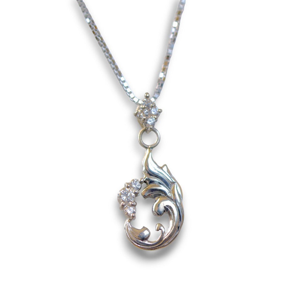 IMULTAの彫金ジュエリー Scroll & Zirconia ネックレス