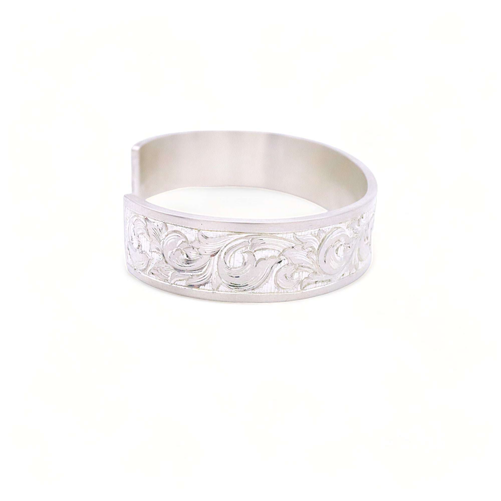 IMULTAの彫金ジュエリー acanthus bangle バングル