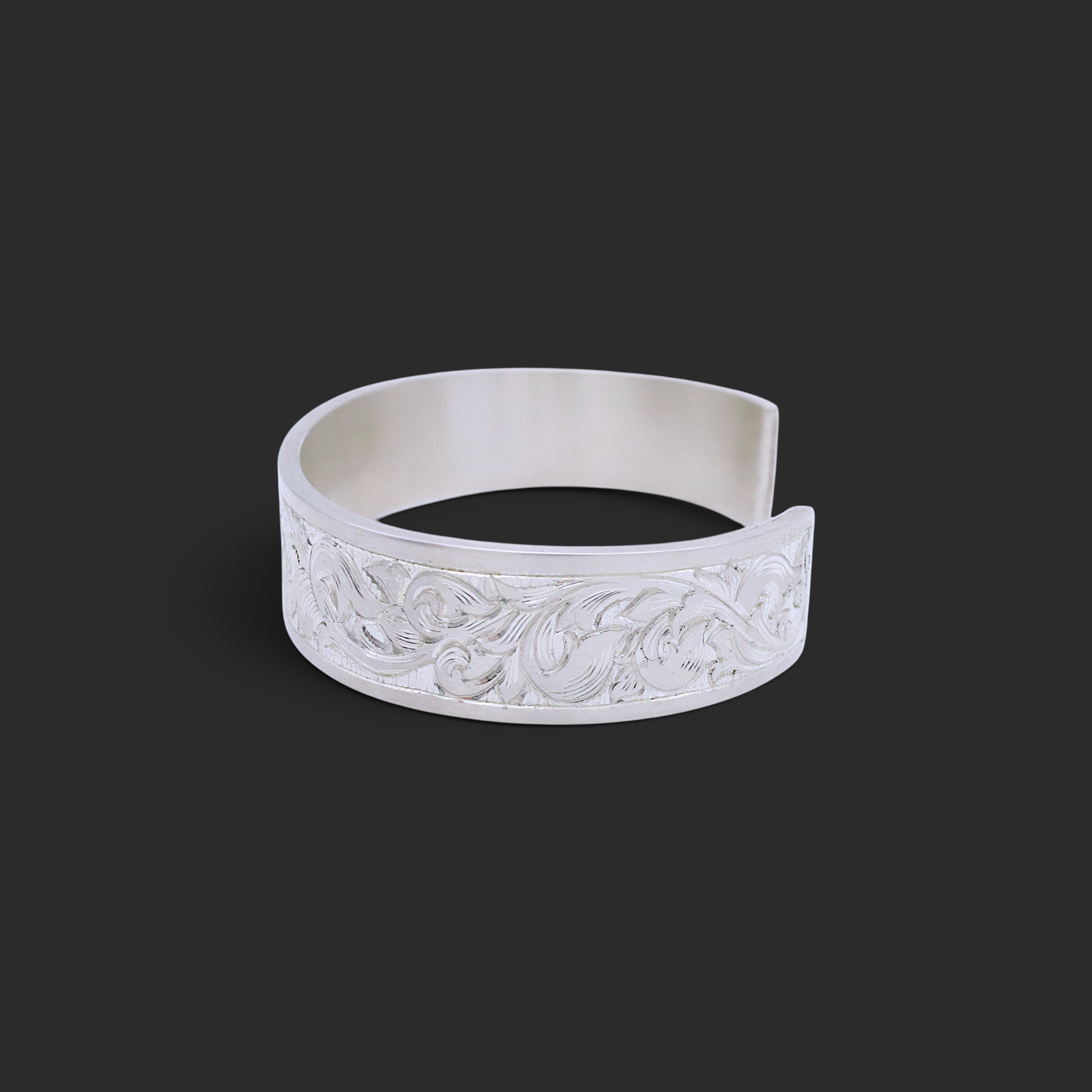 IMULTAの彫金ジュエリー acanthus bangle バングル
