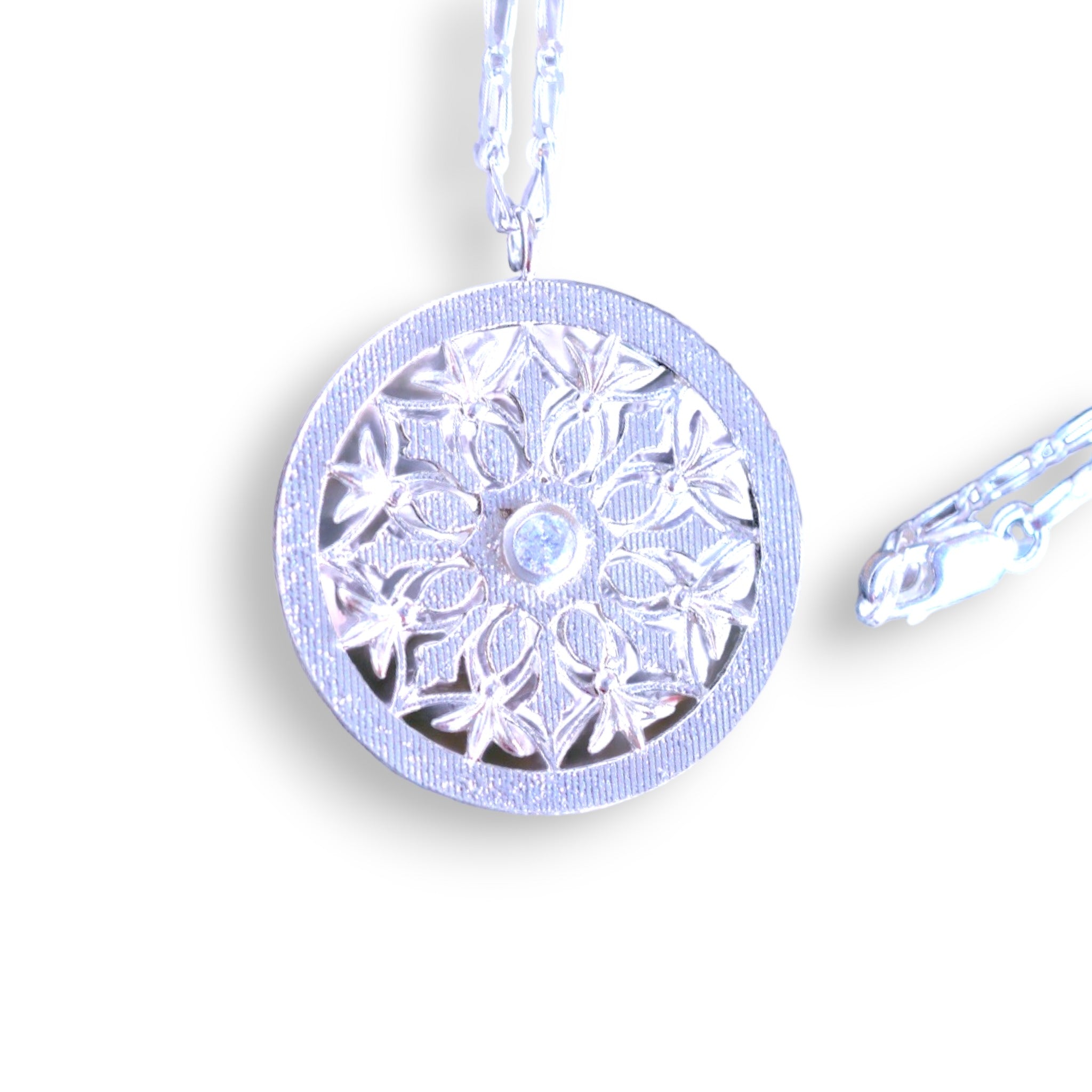 IMULTAの彫金ジュエリー　Round Crystal Snow　ネックレス