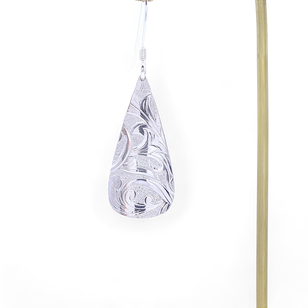 Fortuna ピアス 質感・全体像｜IMULTA 彫金しずくピアス Silver925