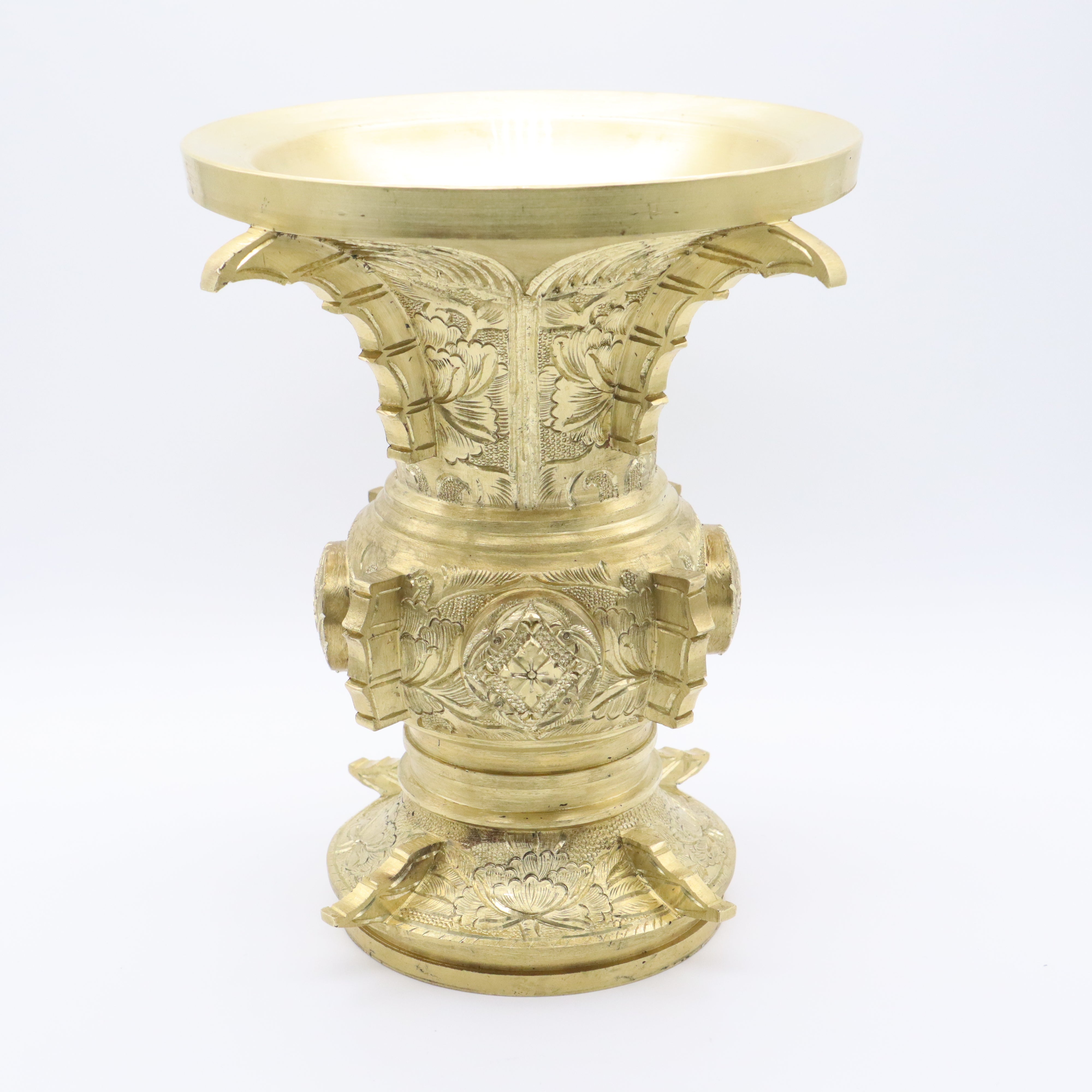 手彫り彫金で模様が施された真鍮製の仏具の花立。蓮や唐草などの文様が細密に彫られ、立体的な装飾が際立っている。