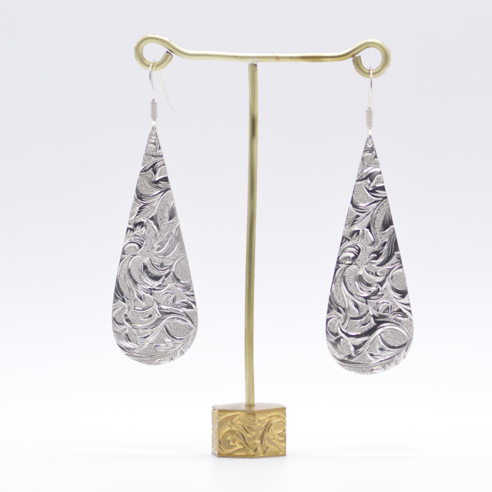 Thetis ピアス 彫金アップ 曲線美 波模様|IMULTA エングレービング