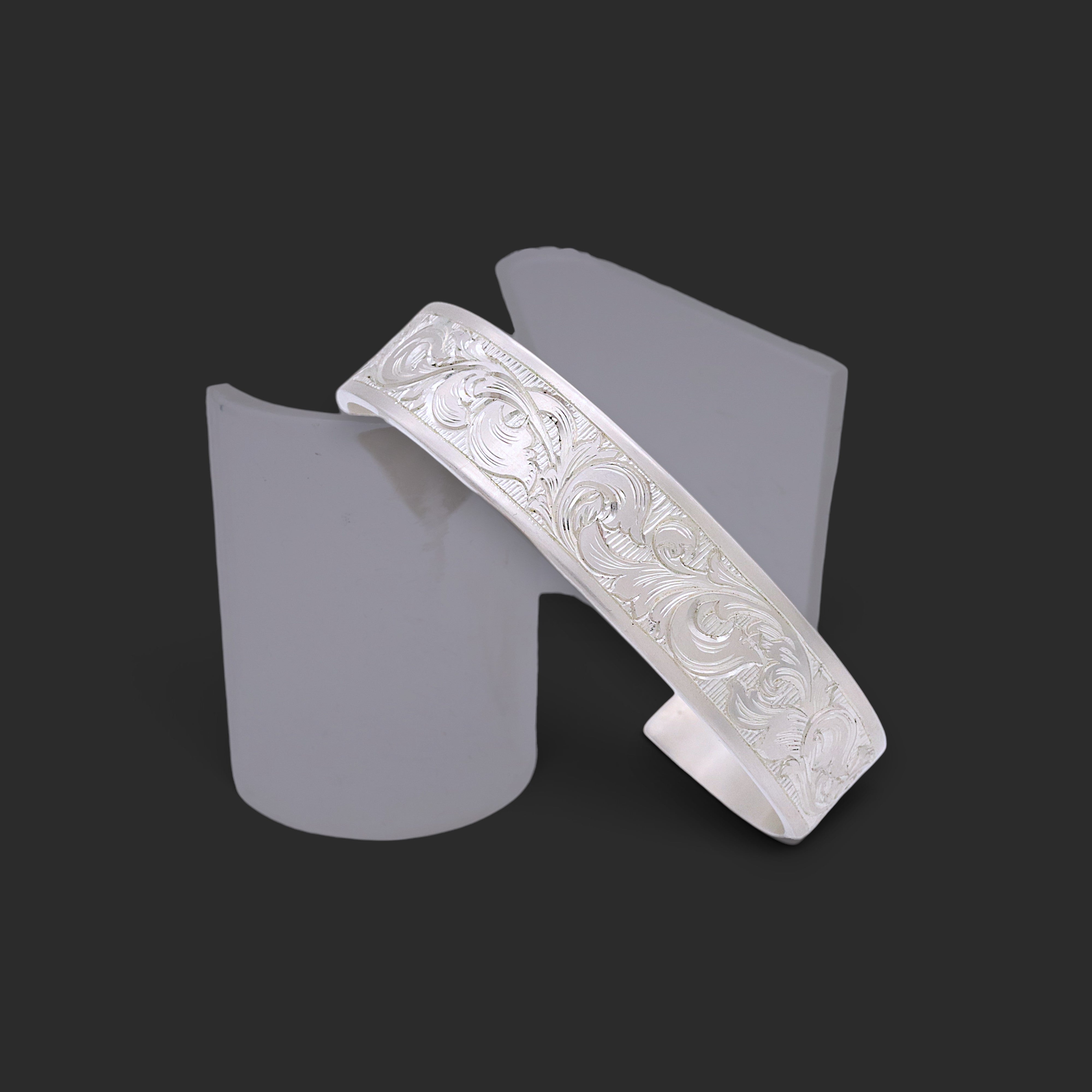 IMULTAの彫金ジュエリー　acanthus bangle　バングル