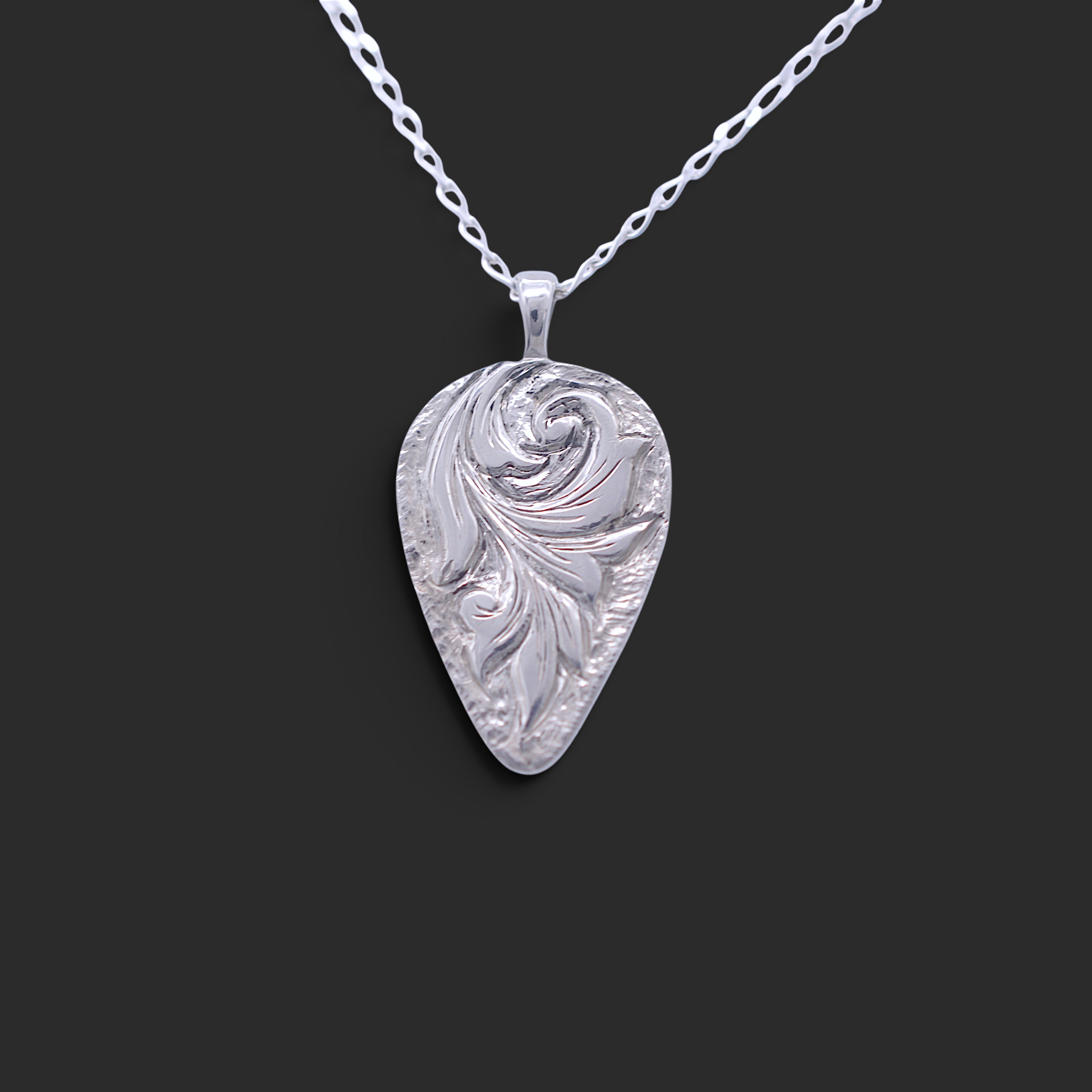 IMULTAの彫金ジュエリー　deep engraving　ネックレス