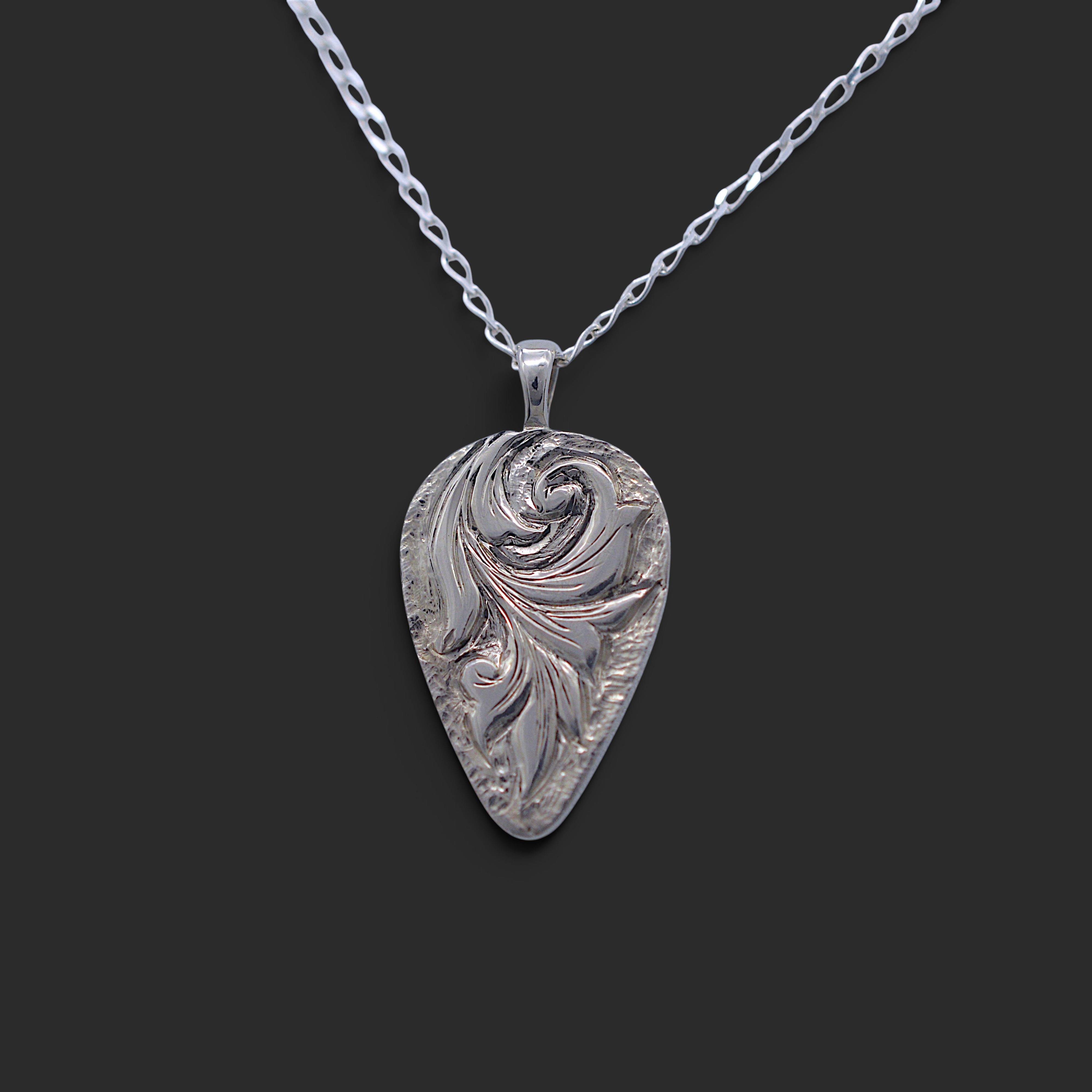 IMULTAの彫金ジュエリー　deep engraving　ネックレス