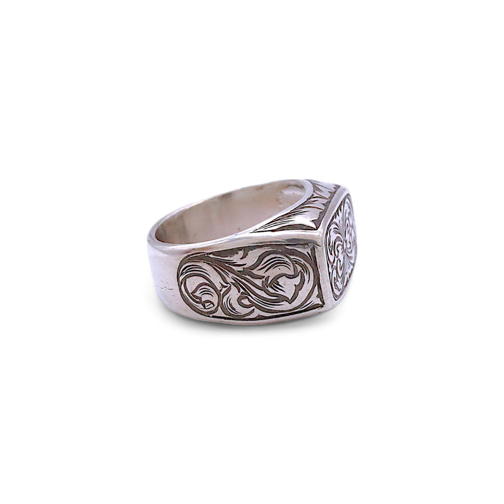 emblem Silver Ring Wearing Scenes Coordination｜IMULTA Crest Classical Antique