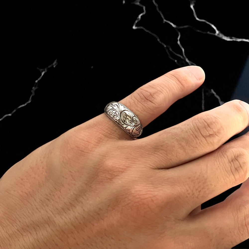 embrace Silver Ring Acanthus Engraving Close-up | IMULTA