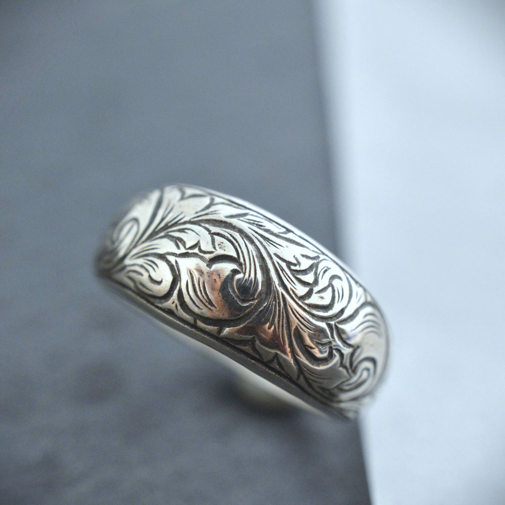 embrace Oxidized Engraving Shade Close-up | IMULTA Silver Ring