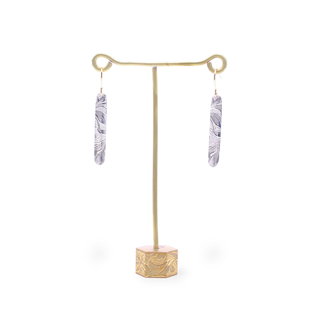 fiafia 彫金ピアス 手彫りリーフ模様 アップ|IMULTA エングレービング