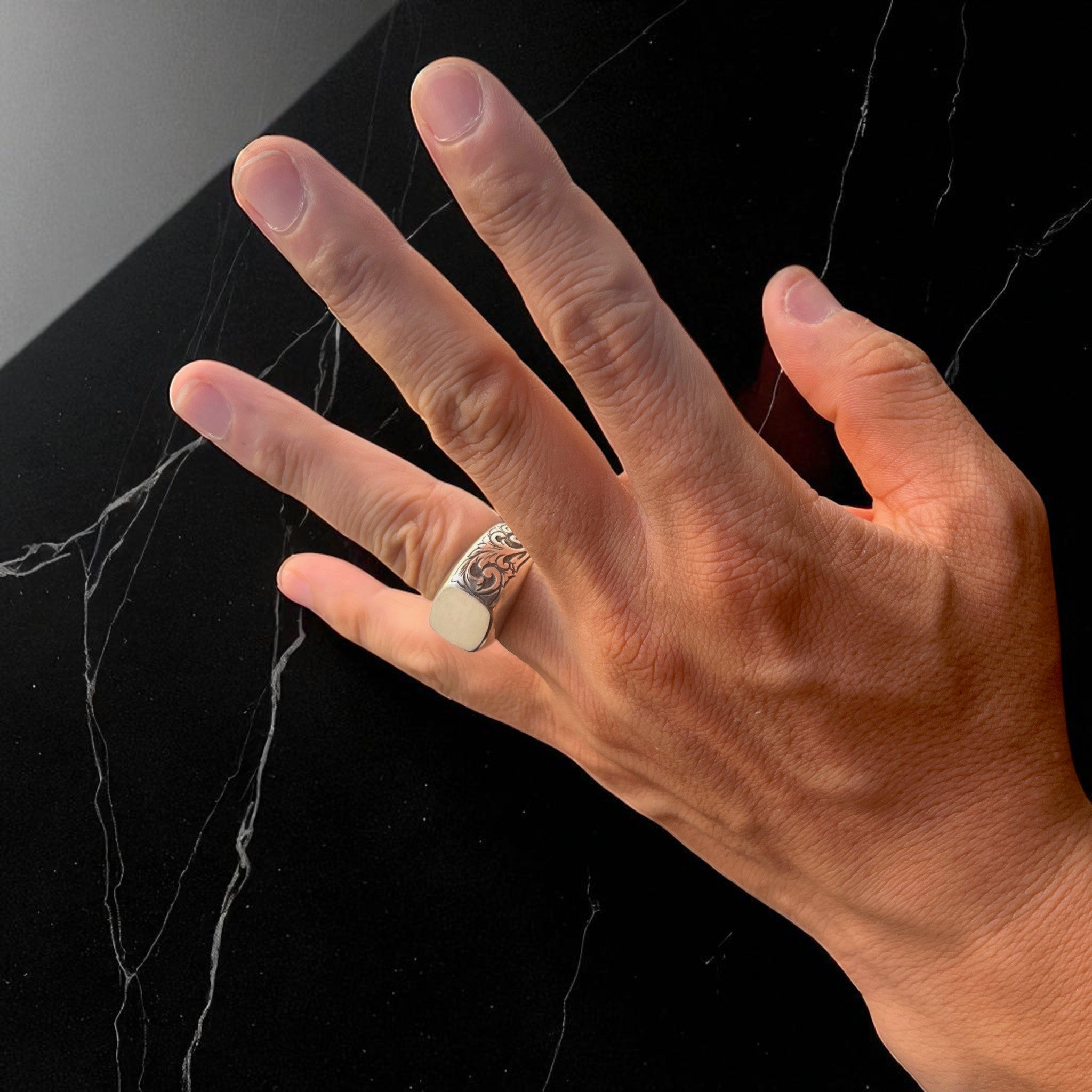 シルバーリング ivy 着用イメージ。シグネットリングの側面に植物模様の彫金を施し、正面はシンプルな鏡面仕上げのデザイン。