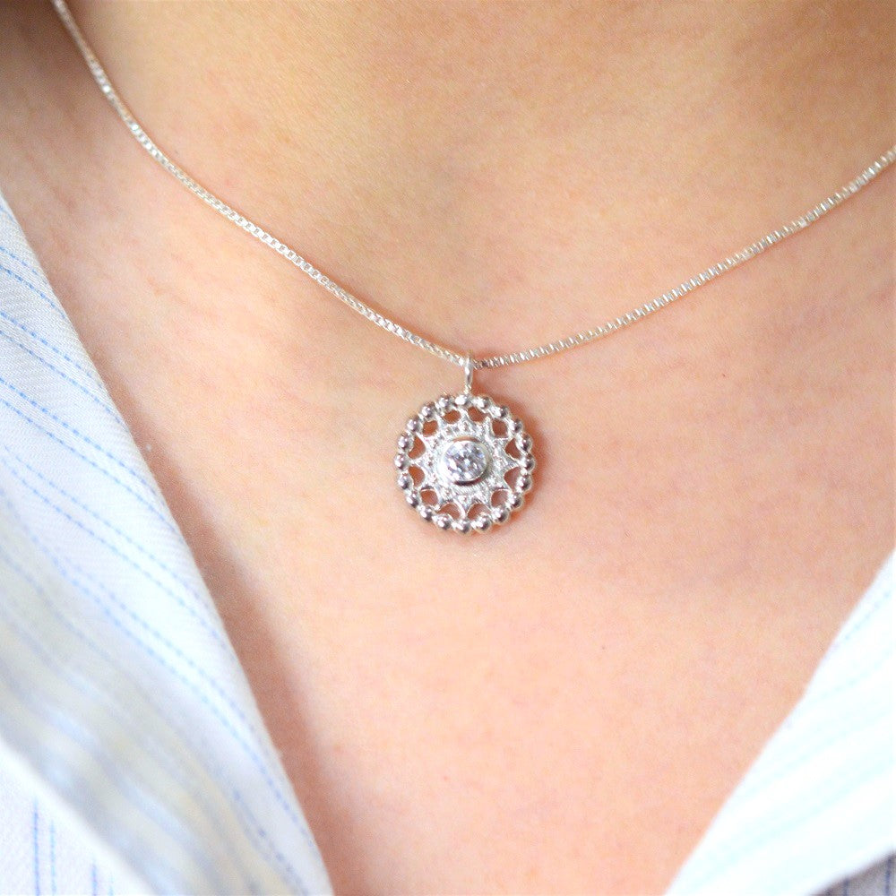 IMULTAの彫金ジュエリー　tiny sun　ネックレス